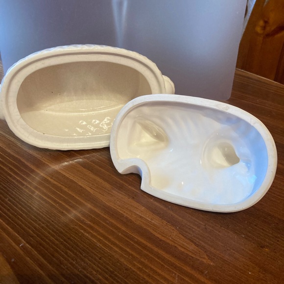 Hen  gravy bowl A place for a spoon goes in hole on side Bowl is 3 inches deep - Picture 5 of 6